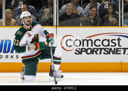 22. Januar 2011; San Jose, CA, USA; Minnesota Wild Right Wing Cal Clutterbuck (22) wird in der zweiten Periode gegen die San Jose Sharks im HP Pavilion auf das Eis geschlagen. San Jose besiegte Minnesota mit 4:3. Stockfoto