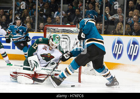 Januar 2011; San Jose, CA, USA; Minnesota Wild Torwart Niklas Backstrom (32) stoppt einen Schuss vom San Jose Sharks Center Joe Pavelski (8) während der zweiten Periode im HP Pavilion. Stockfoto