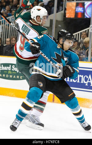 22. Januar 2011; San Jose, CA, USA; San Jose Sharks Center Joe Pavelski (8) kollidiert mit Minnesota Wild Center Mikko Koivu (9) in der zweiten Periode im HP Pavilion. Stockfoto