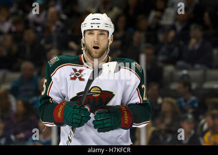 22. Januar 2011; San Jose, CA, USA; Minnesota Wild Verteidiger Cam Barker (25) vor einem Gesicht gegen die San Jose Sharks während der dritten Periode im HP Pavilion. San Jose besiegte Minnesota mit 4:3. Stockfoto