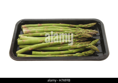 Spargel in Karton isoliert gegen weiß Stockfoto