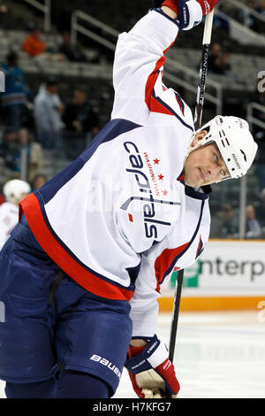 17. Februar 2011; San Jose, CA, USA;  Washington Capitals Mitte Matt Hendricks (26) erwärmt sich vor dem Spiel gegen die San Jose Sharks im HP Pavilion.  San Jose besiegte Washington 3-2. Stockfoto