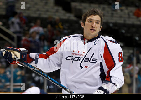 Februar 2011; San Jose, CA, USA; der linke Flügel von Washington Capitals Alex Ovechkin (8) wärmt sich vor dem Spiel gegen die San Jose Sharks im HP Pavilion auf. Stockfoto