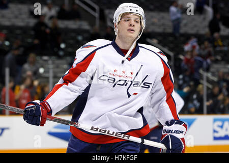 17. Februar 2011; San Jose, CA, USA;  Washington Capitals Verteidiger John Carlson (74) erwärmt sich vor dem Spiel gegen die San Jose Sharks im HP Pavilion.  San Jose besiegte Washington 3-2. Stockfoto