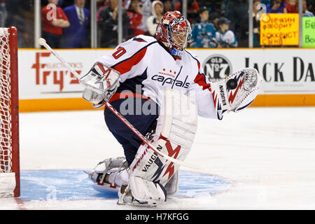 Februar 2011; San Jose, CA, USA; Washington Capitals Torwart Michal Neuvirth (30) wärmt sich vor dem Spiel gegen die San Jose Sharks im HP Pavilion auf. Stockfoto