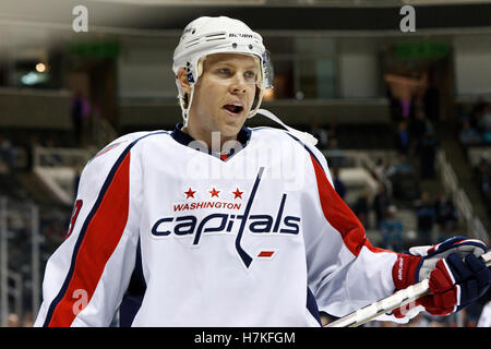 17. Februar 2011; San Jose, CA, USA;  Washington Capitals Verteidiger Tyler Sloan (89) erwärmt sich vor dem Spiel gegen die San Jose Sharks im HP Pavilion.  San Jose besiegte Washington 3-2. Stockfoto