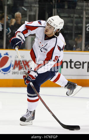 17. Februar 2011; San Jose, CA, USA;  Washington Capitals Center Marcus Johansson (90) erwärmt sich vor dem Spiel gegen die San Jose Sharks im HP Pavilion.  San Jose besiegte Washington 3-2. Stockfoto