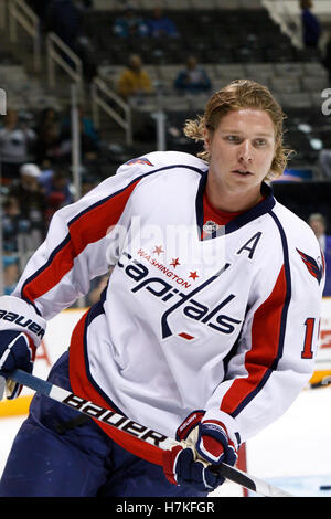 17. Februar 2011; San Jose, CA, USA;  Washington Capitals Zentrum Nicklas Bäckström (19) erwärmt sich vor dem Spiel gegen die San Jose Sharks im HP Pavilion.  San Jose besiegte Washington 3-2. Stockfoto