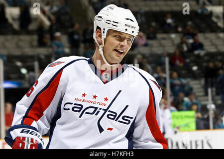 17. Februar 2011; San Jose, CA, USA;  Washington Capitals Mitte Matt Hendricks (26) erwärmt sich vor dem Spiel gegen die San Jose Sharks im HP Pavilion.  San Jose besiegte Washington 3-2. Stockfoto