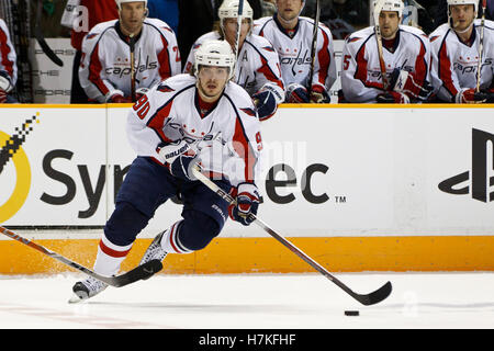 Februar 17, 2011, San Jose, Ca, USA; Washington Capitals center Marcus Johansson (90) Skates mit dem Puck gegen die San Jose Sharks in der ersten Periode bei HP Pavilion. Stockfoto