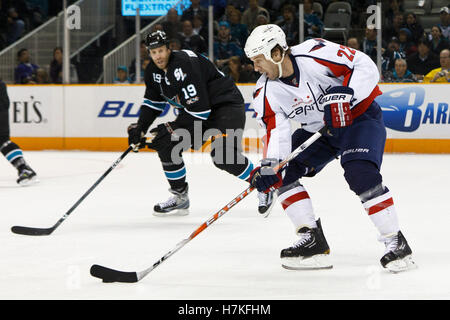 17. Februar 2011; San Jose, CA, USA;  Washington Capitals rechts Flügel Mike Knuble (22) Schlittschuhe mit dem Puck vorbei San Jose Sharks Center Joe Thornton (19) in der ersten Phase im HP Pavilion. Stockfoto