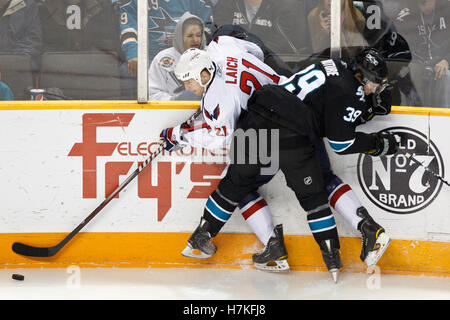 17. Februar 2011; San Jose, CA, USA;  San Jose Sharks Center Logan Couture (39) überprüft Washington Capitals Zentrum Brooks Laich (21) in die Bretter in der zweiten Periode im HP Pavilion.  San Jose besiegte Washington 3-2. Stockfoto