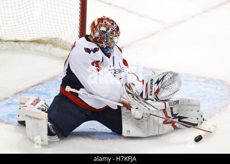 17. Februar 2011; San Jose, CA, USA;  Washington Capitals Torwart Michal Neuvirth (30) spart ein Schuss gegen die San Jose Sharks in der zweiten Periode im HP Pavilion. Stockfoto