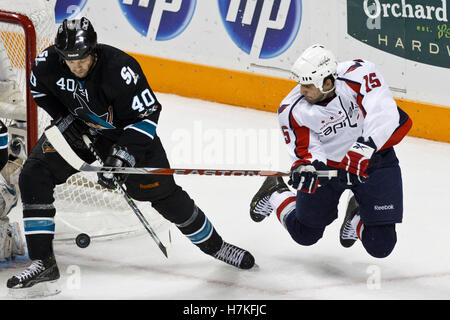 17. Februar 2011; San Jose, CA, USA;  Washington Capitals rechten Flügel Boyd Gordon (15) schießt vorbei an San Jose Sharks Verteidiger Kent Huskins (40) in der zweiten Periode auf HP Pavilion. Stockfoto