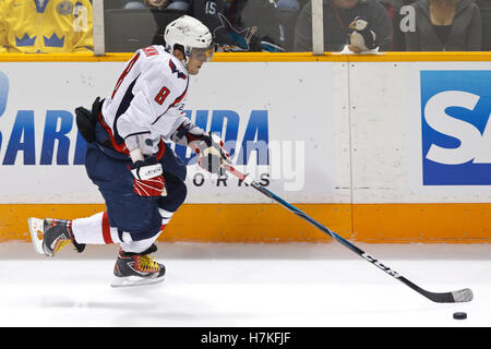 17. Februar 2011; San Jose, CA, USA;  Washington Capitals links Flügel Alex Ovechkin (8) Schlittschuhe mit dem Puck gegen die San Jose Sharks in der zweiten Periode im HP Pavilion.  San Jose besiegte Washington 3-2. Stockfoto