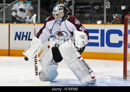 1. März 2011; San Jose, CA, USA;  Colorado Avalanche Torwart Brian Elliott (30) erwärmt sich vor dem Spiel gegen die San Jose Sharks im HP Pavilion. Stockfoto