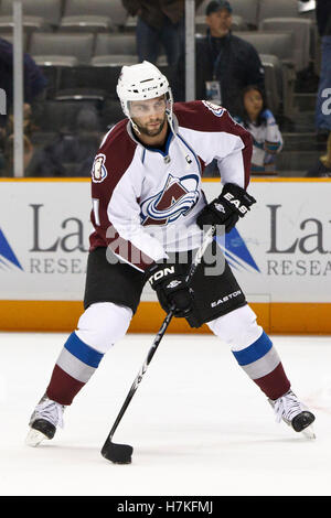 März 2011; San Jose, CA, USA; der Colorado Avalanche Center Philippe Dupuis (11) wärmt sich vor dem Spiel gegen die San Jose Sharks im HP Pavilion auf. Stockfoto