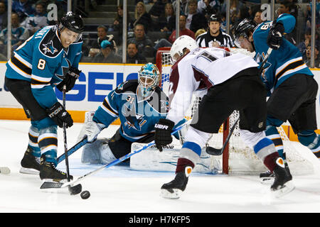 März 2011; San Jose, CA, USA; Joe Pavelski (8) entfernt den Puck aus dem Colorado Avalanche Center Kevin Porter (12) während der zweiten Periode im HP Pavilion. Stockfoto