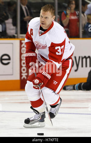 3. März 2011; San Jose, CA, USA; Detroit Red Wings rechter Flügel Kris Draper (33) wärmt sich vor dem Spiel gegen die San Jose Sharks im HP Pavilion. Stockfoto