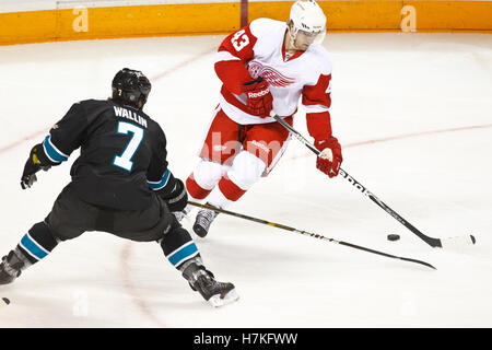 3. März 2011; San Jose, CA, USA;  Detroit Red Wings Zentrum Darren Helm (43) wird durch San Jose Sharks Verteidiger Niclas Wallin (7) in der ersten Phase im HP Pavilion verteidigt.  San Jose besiegt Detroit 3: 1. Stockfoto