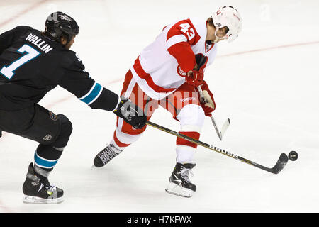 3. März 2011; San Jose, CA, USA;  San Jose Sharks Verteidiger Niclas Wallin (7) klopft den Puck vom Detroit Red Wings entfernt Darren Helm (43) in der ersten Periode an HP Pavilion. Stockfoto
