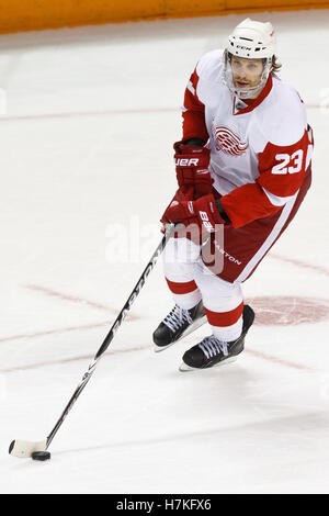 3. März 2011; San Jose, CA, USA;  Detroit Red Wings-Verteidiger Brad Stuart (23) Schlittschuhe mit dem Puck gegen die San Jose Sharks in der ersten Phase im HP Pavilion.  San Jose besiegt Detroit 3: 1. Stockfoto