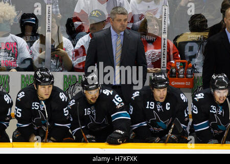 3. März 2011; San Jose, CA, USA;  San Jose Sharks head Coach Todd McLellan auf der Bank gegen die Detroit Red Wings in der ersten Zeit bei HP Pavilion. Stockfoto
