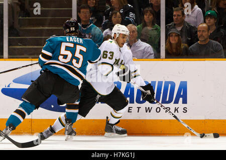 März 2011; San Jose, CA, USA; Mike Ribeiro (63), der in der ersten Periode im HP Pavilion an den San Jose Sharks vorbeiläuft, ist Ben Eager (55). Dallas besiegte San Jose mit 3:2. Stockfoto