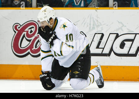 5. März 2011; San Jose, CA, USA;  Dallas Stars linker Flügel Brenden Morrow (10) ist auf dem Eis gegen die San Jose Sharks in der ersten Phase im HP Pavilion klopfte. Stockfoto
