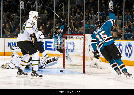 März 5, 2011; San Jose, Ca, USA; San Jose Sharks center Patrick Marleau(12) feiert mit dem rechten Flügel Dany Heatley (15), nachdem er ein Ziel Vergangenheit Dallas Stars Goalie Kari Lehtonen (32) während des zweiten Zeitraums an HP Pavilion. Stockfoto