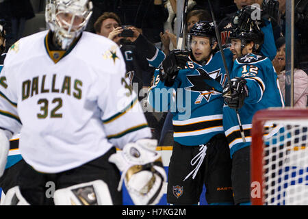März 5, 2011; San Jose, Ca, USA; San Jose Sharks center Patrick Marleau(12) feiert mit dem rechten Flügel Dany Heatley (15), nachdem er ein Ziel Vergangenheit Dallas Stars Goalie Kari Lehtonen (32) während des zweiten Zeitraums an HP Pavilion. Stockfoto