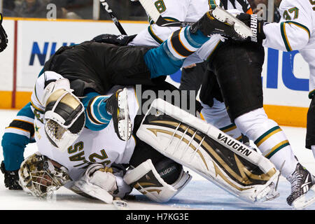 5. März 2011; San Jose, CA, USA;  San Jose Sharks Mitte Jamal Mayers (oben) kollidiert mit Dallas Stars Torhüter Kari Lehtonen (32) vor dem Tor in der zweiten Periode im HP Pavilion. Stockfoto