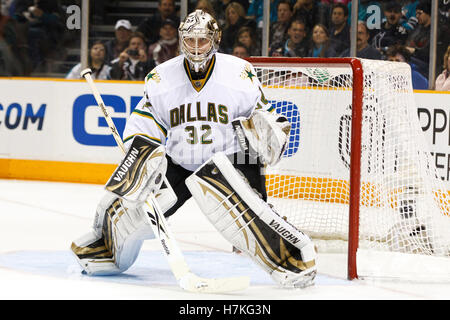5. März 2011; San Jose, CA, USA;  Dallas Stars Torhüter Kari Lehtonen (32) im Tor gegen die San Jose Sharks in der zweiten Periode im HP Pavilion.  Dallas besiegt San Jose 3-2. Stockfoto