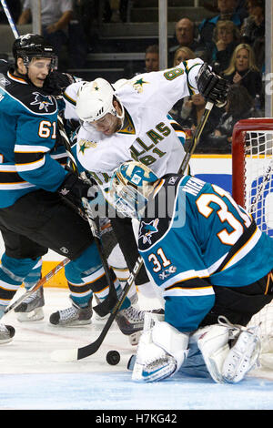 März 2011; San Jose, CA, USA; San Jose Sharks Torhüter Antti Niemi (31) stoppt einen Schuss des Dallas Stars Center Tomas Vincour (81) während der dritten Periode im HP Pavilion. Dallas besiegte San Jose mit 3:2. Stockfoto