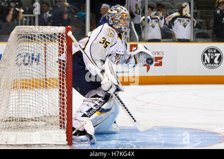 8. März 2011; San Jose, CA, USA;  Nashville Predators Goalie Pekka Rinne (35) erwärmt sich vor dem Spiel gegen die San Jose Sharks im HP Pavilion. Stockfoto