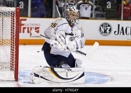 8. März 2011; San Jose, CA, USA;  Nashville Predators Goalie Pekka Rinne (35) erwärmt sich vor dem Spiel gegen die San Jose Sharks im HP Pavilion. Stockfoto