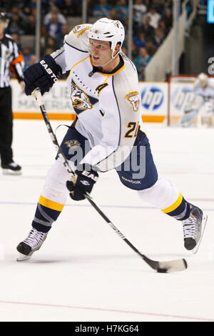 8. März 2011; San Jose, CA, USA;  Nashville Predators Verteidiger Ryan Suter (20) schießt den Puck gegen die San Jose Sharks in der zweiten Periode auf HP Pavilion. Stockfoto