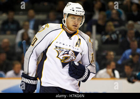8. März 2011; San Jose, CA, USA;  Nashville Predators links Flügel Martin Erat (10) vor-ein Face off gegen die San Jose Sharks während der dritten Periode im HP Pavilion. San Jose besiegte Nashville 3: 2 in der Overtime. Stockfoto
