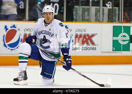 10. März 2011; San Jose, CA, USA; Vancouver Canucks linker Flügel Raffi Torres (13) wärmt sich vor dem Spiel gegen die San Jose Sharks im HP Pavilion auf. Stockfoto