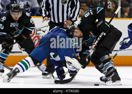 10. März 2011; San Jose, CA, USA;  San Jose Sharks center Joe Pavelski (8) gewinnt ein Gesicht weg von Vancouver Canucks Mitte Manny Malhotra (Mitte) während der zweiten Periode im HP Pavilion. Vancouver besiegt San Jose 5: 4 im Elfmeterschießen. Stockfoto