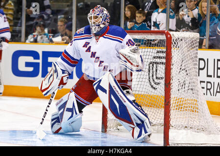 12. März 2011; San Jose, CA, USA;  New York Rangers Torwart Henrik Lundqvist (30) erwärmt sich vor dem Spiel gegen die San Jose Sharks im HP Pavilion. New York besiegte San Jose 3: 2 im Elfmeterschießen. Stockfoto