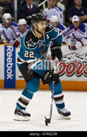 12. März 2011; San Jose, CA, USA;  San Jose Sharks Verteidiger Dan Boyle (22) bei Schießereien im HP Pavilion. New York besiegte San Jose 3: 2 im Elfmeterschießen. Stockfoto