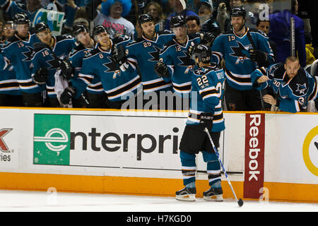 12. März 2011; San Jose, CA, USA;  San Jose Sharks Verteidiger Dan Boyle (22) bei Schießereien im HP Pavilion. New York besiegte San Jose 3: 2 im Elfmeterschießen. Stockfoto