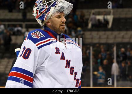 12. März 2011; San Jose, CA, USA;  New York Rangers Torwart Henrik Lundqvist (30) nach dem Spiel im HP Pavilion. New York besiegte San Jose 3: 2 im Elfmeterschießen. Stockfoto