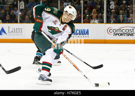 17. März 2011; San Jose, CA, USA; Minnesota Wild Center Mikko Koivu (9) Schlittschuh mit dem Puck gegen die San Jose Sharks während der ersten Periode im HP Pavilion. Stockfoto