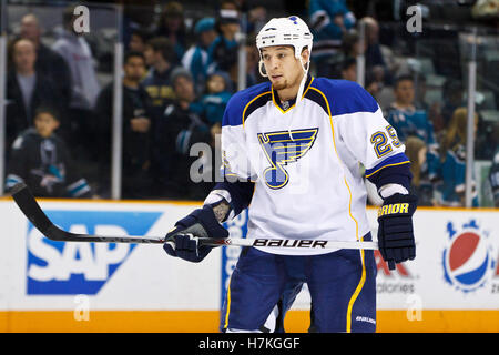 19. März 2011; San Jose, CA, USA;  St. Louis Blues rechten Flügel Chris Stewart (25) erwärmt sich vor dem Spiel gegen die San Jose Sharks im HP Pavilion. San Jose besiegte St. Louis 5-3. Stockfoto