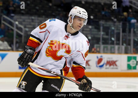 23. März 2011; San Jose, CA, USA; Calgary Flames linker Flügel Alex Tanguay (40) wärmt sich vor dem Spiel gegen die San Jose Sharks im HP Pavilion auf. San Jose besiegte Calgary mit 6:3. Stockfoto