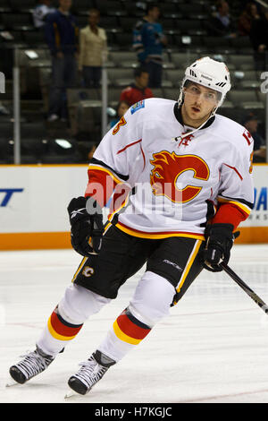 23. März 2011; San Jose, CA, USA;  Calgary Flames Verteidiger Brett Carson (3) erwärmt sich vor dem Spiel gegen die San Jose Sharks im HP Pavilion. San Jose besiegte Calgary 6-3. Stockfoto