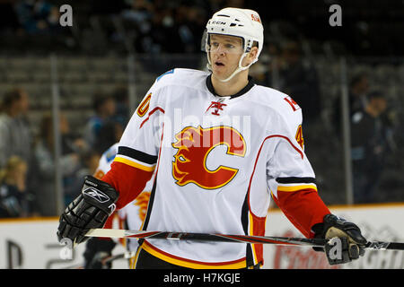 23. März 2011; San Jose, CA, USA; Calgary Flames linker Flügel Alex Tanguay (40) wärmt sich vor dem Spiel gegen die San Jose Sharks im HP Pavilion auf. San Jose besiegte Calgary mit 6:3. Stockfoto