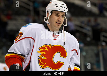 23. März 2011; San Jose, CA, USA;  Calgary Flames linken Flügel Curtis Glencross (20) erwärmt sich vor dem Spiel gegen die San Jose Sharks im HP Pavilion. San Jose besiegte Calgary 6-3. Stockfoto